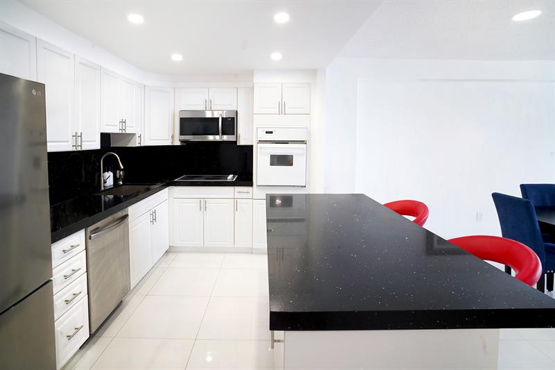 Image 6 of 24 For 19390 Collins Ave  915