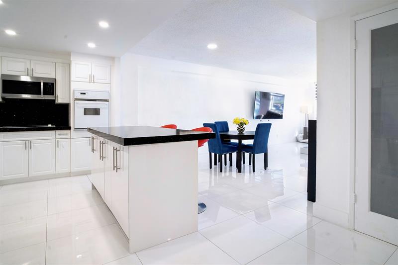 Image 7 of 24 For 19390 Collins Ave  915