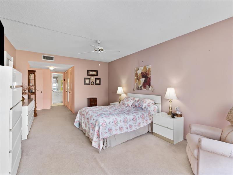 Image 22 of 38 For 4020 Galt Ocean Drive  807