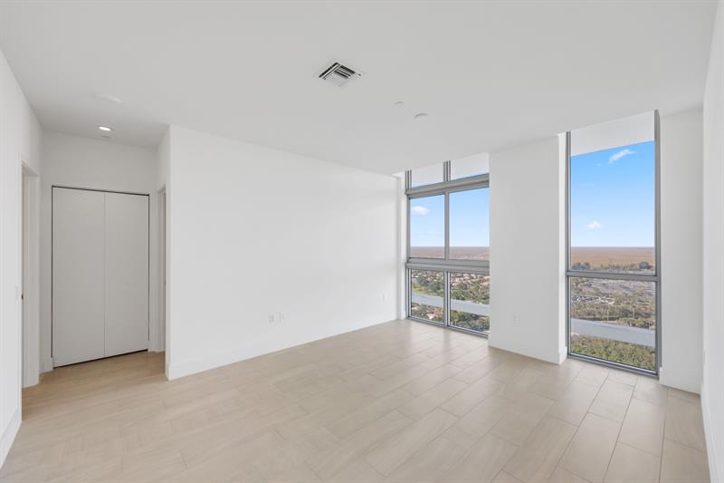 Image 10 of 39 For 2000 Metropica Way  Ph01