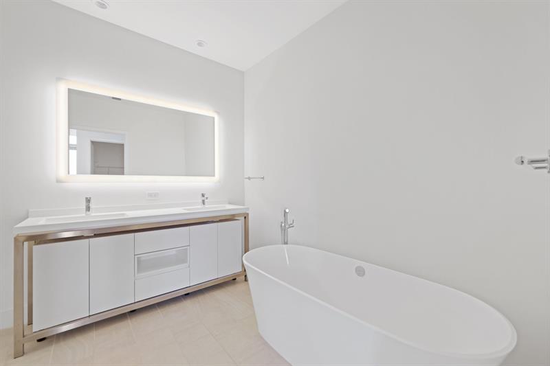 Image 11 of 39 For 2000 Metropica Way  Ph01