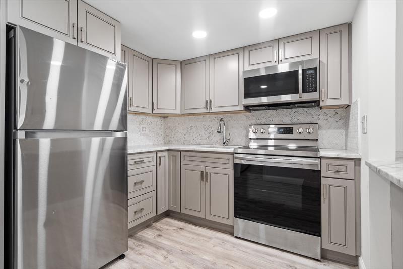 Image 16 of 32 For 1110 Riverside Dr  20