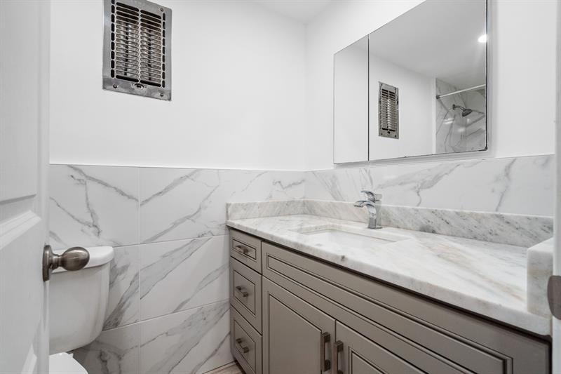 Image 17 of 32 For 1110 Riverside Dr  20