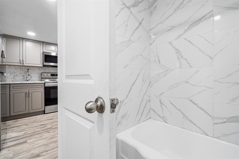 Image 18 of 32 For 1110 Riverside Dr  20