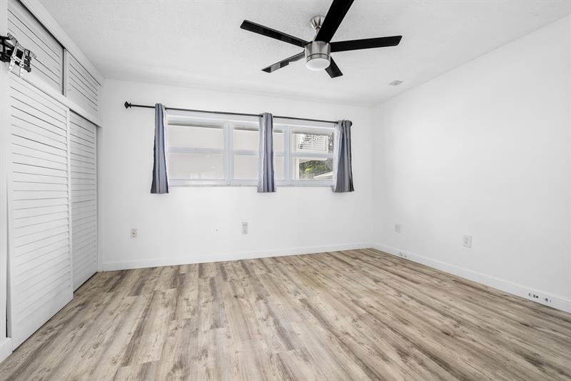 Image 19 of 32 For 1110 Riverside Dr  20