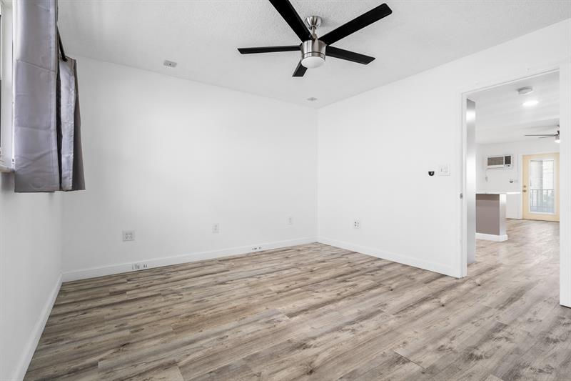 Image 20 of 32 For 1110 Riverside Dr  20