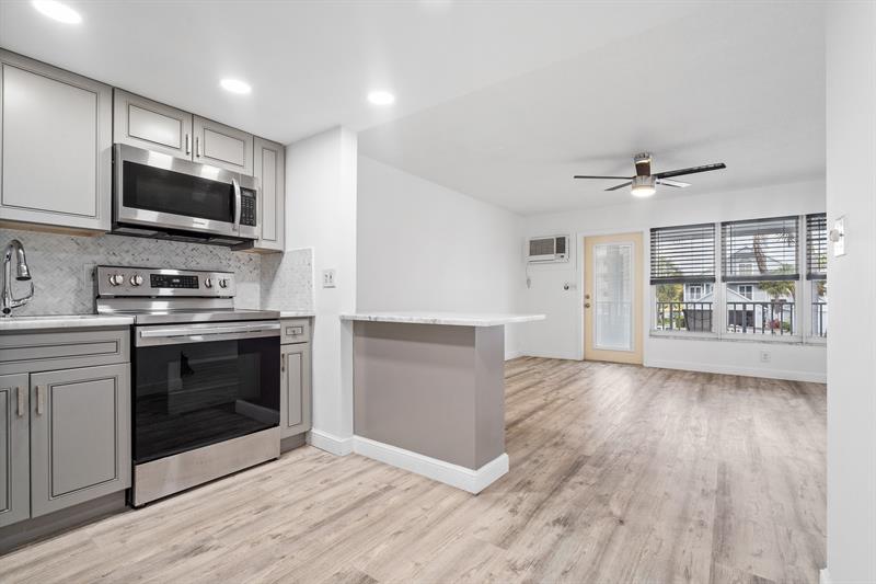 Image 22 of 32 For 1110 Riverside Dr  20