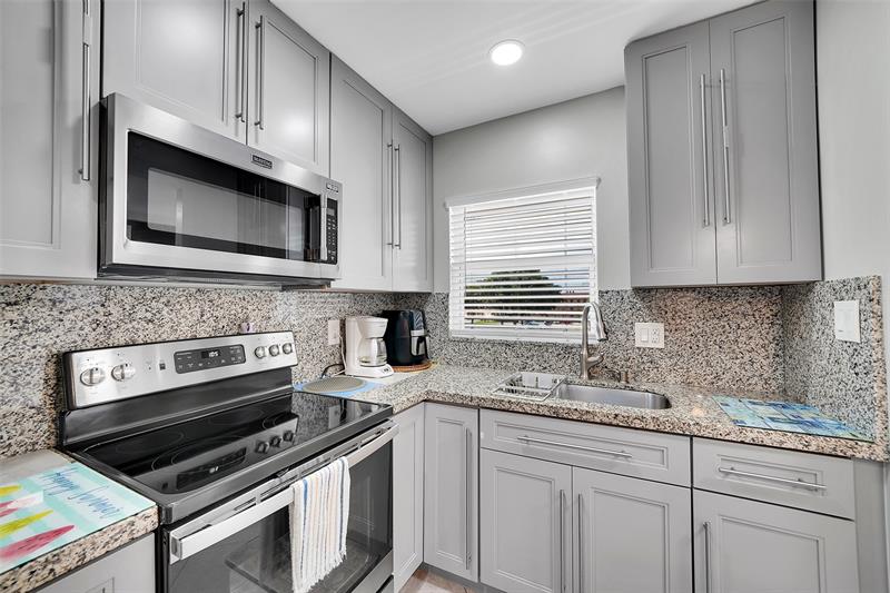 Image 4 of 28 For 9001 Sunrise Lakes Blvd  301
