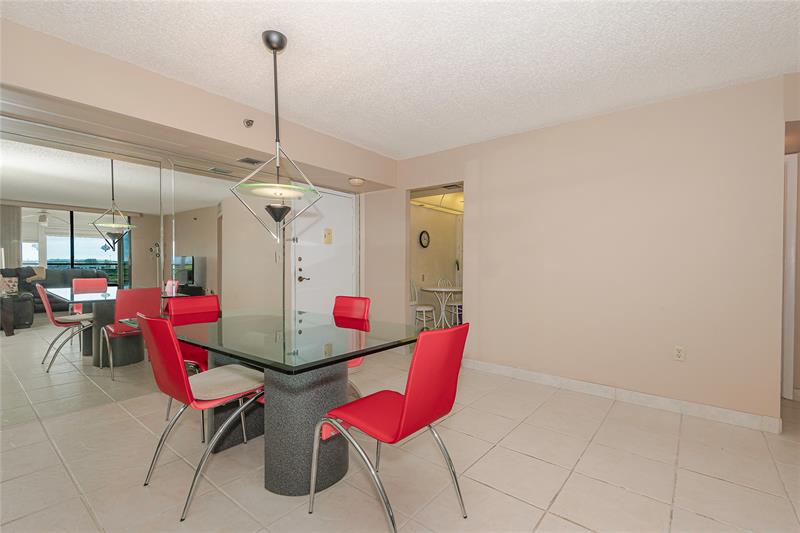 Image 11 of 28 For 1100 Saint Charles Pl  821