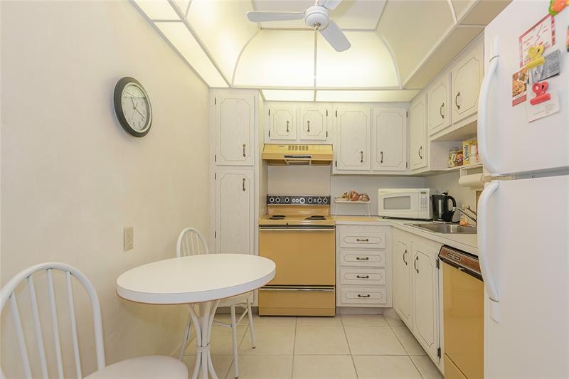 Image 12 of 28 For 1100 Saint Charles Pl  821