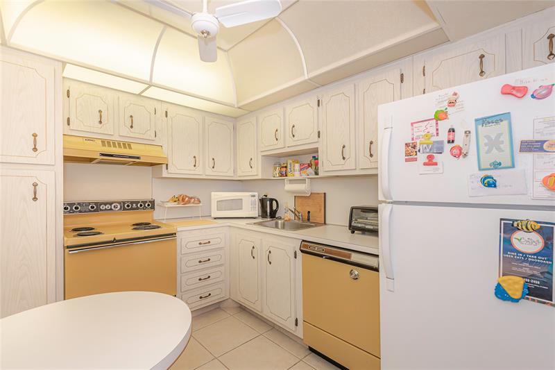Image 13 of 28 For 1100 Saint Charles Pl  821