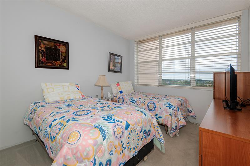 Image 16 of 28 For 1100 Saint Charles Pl  821