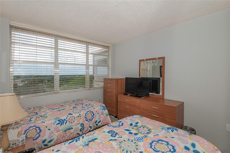 Image 17 of 28 For 1100 Saint Charles Pl  821