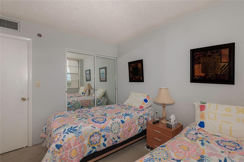 Image 18 of 28 For 1100 Saint Charles Pl  821