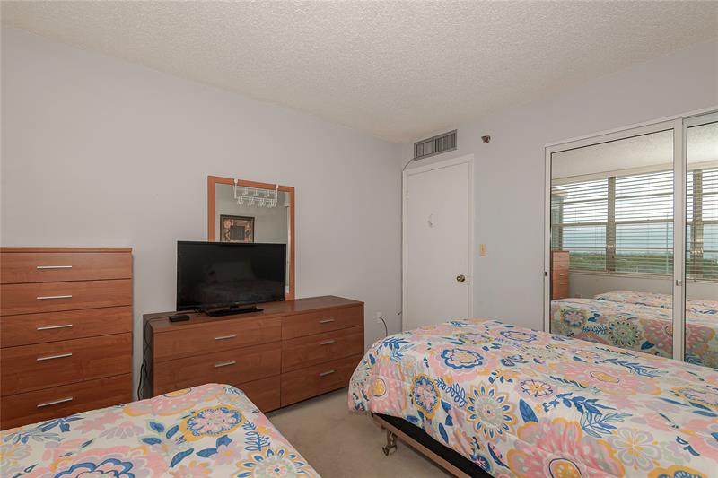Image 19 of 28 For 1100 Saint Charles Pl  821