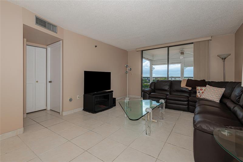 Image 4 of 28 For 1100 Saint Charles Pl  821