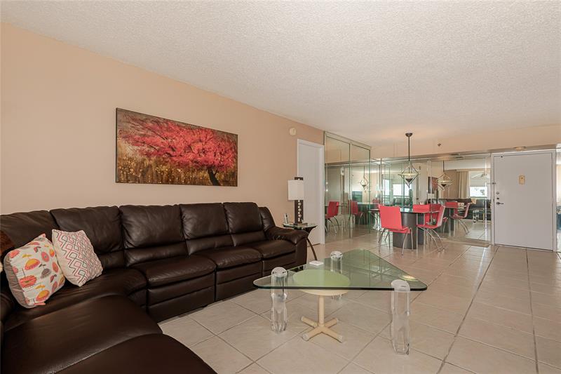 Image 6 of 28 For 1100 Saint Charles Pl  821