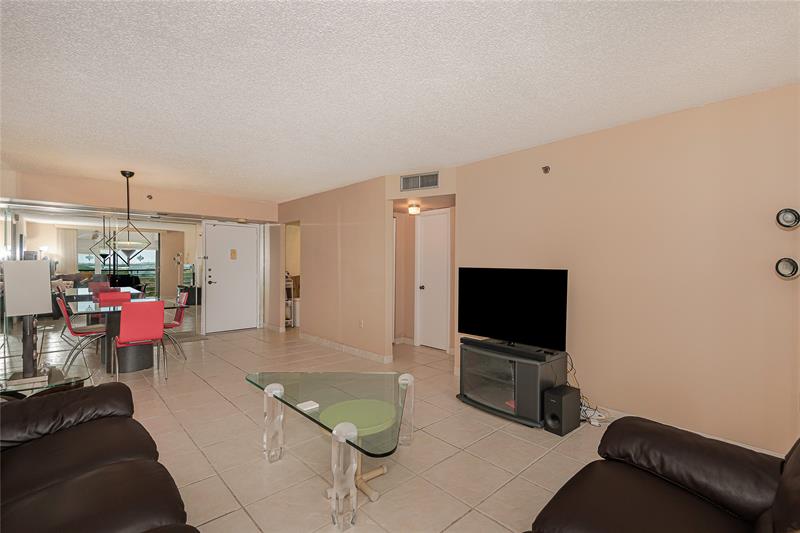Image 7 of 28 For 1100 Saint Charles Pl  821