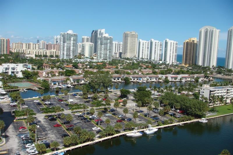 Image 20 of 21 For 500 Bayview Dr  1717