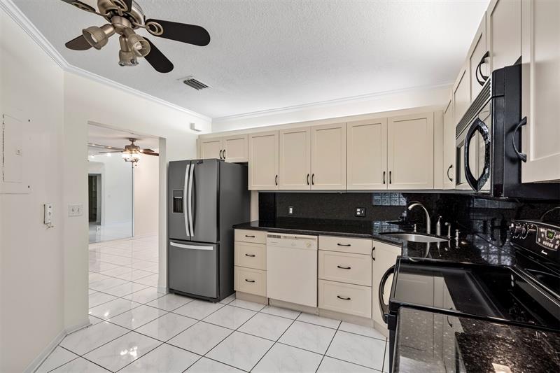 Image 12 of 47 For 4250 30th St  358