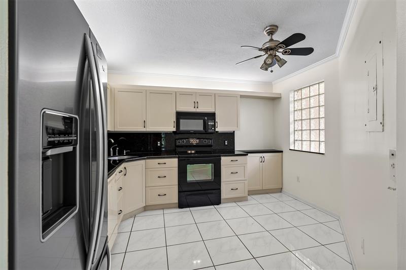 Image 13 of 47 For 4250 30th St  358