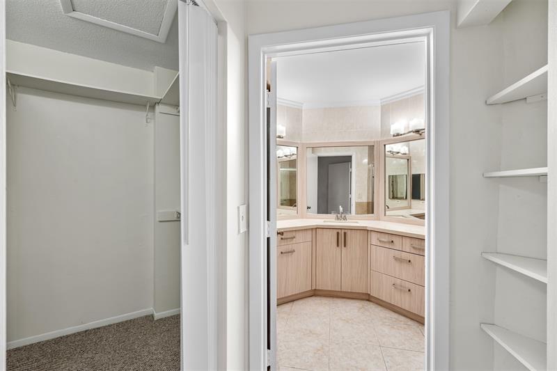 Image 21 of 47 For 4250 30th St  358