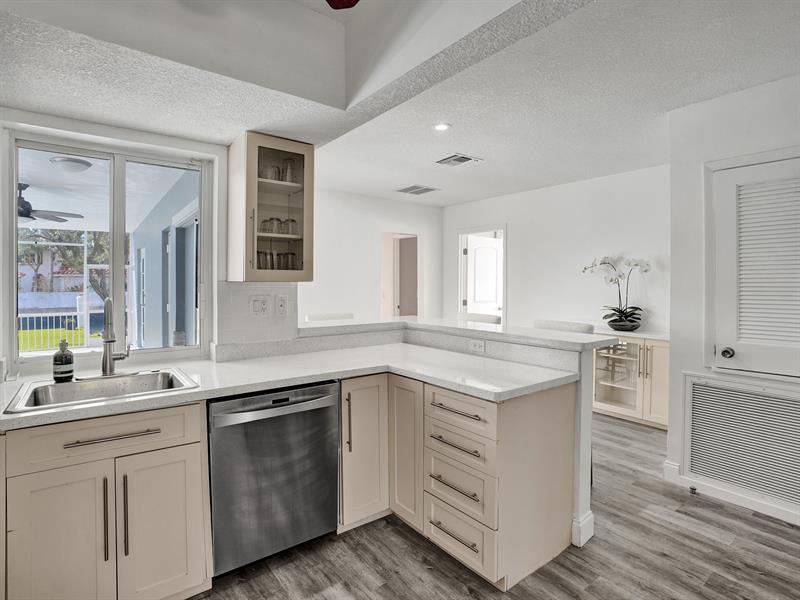 Image 16 of 52 For 2830 60th St