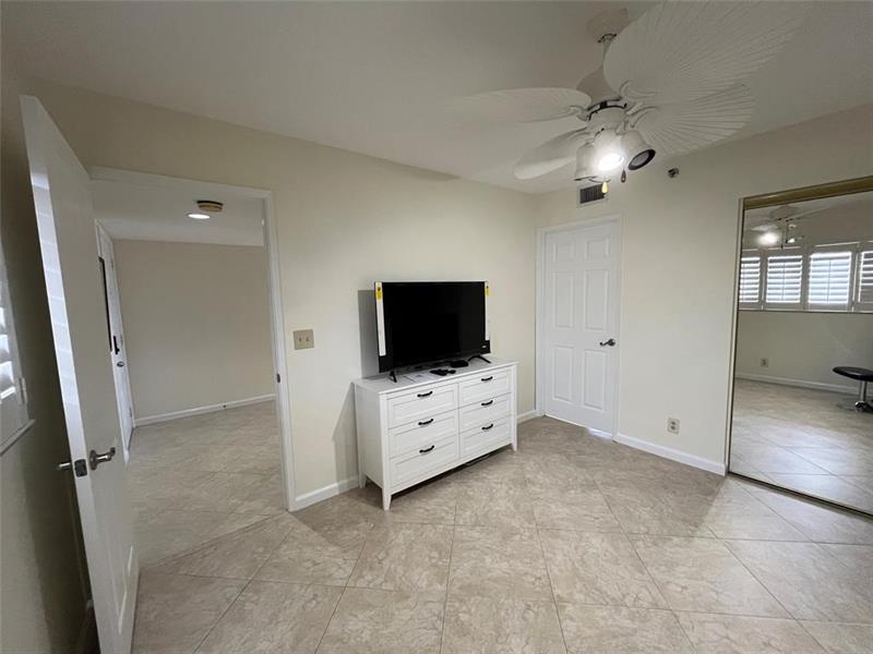 Image 19 of 25 For 7260 Kinghurst Dr  606