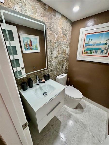 Image 16 of 21 For 801 Ocean Dr  303