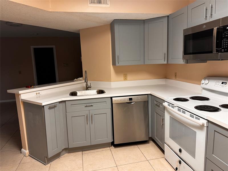 Image 3 of 11 For 8701 Wiles Rd  203