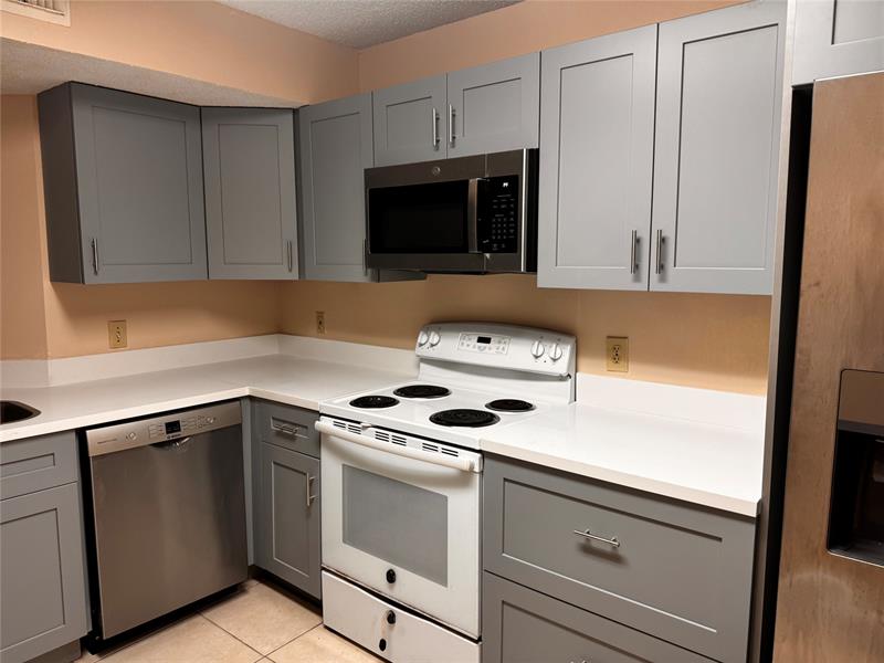 Image 4 of 11 For 8701 Wiles Rd  203