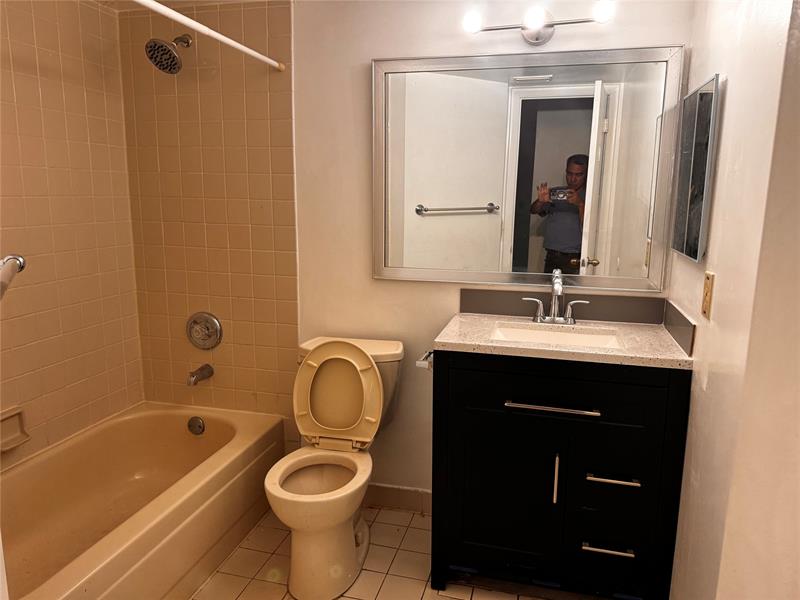 Image 7 of 11 For 8701 Wiles Rd  203