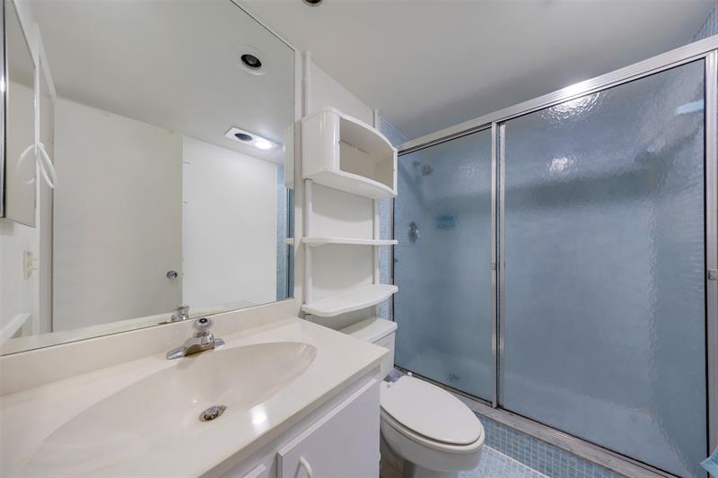 Image 21 of 38 For 905 Cypress Ter  202