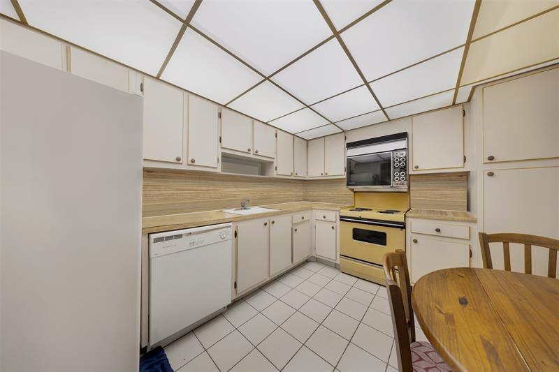 Image 25 of 38 For 905 Cypress Ter  202
