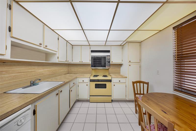 Image 26 of 38 For 905 Cypress Ter  202
