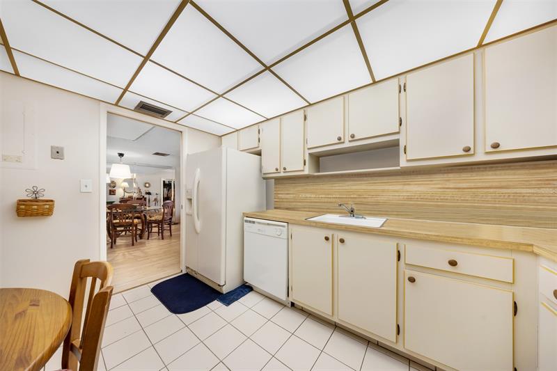 Image 27 of 38 For 905 Cypress Ter  202