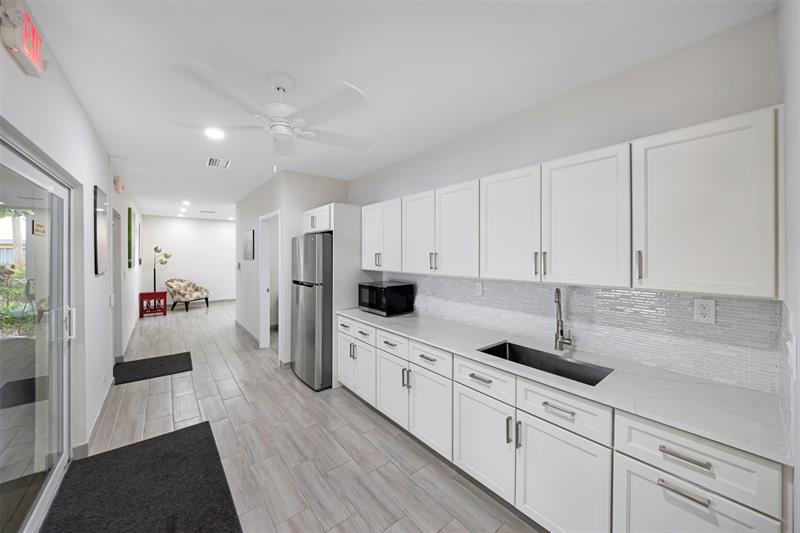 Image 36 of 38 For 905 Cypress Ter  202