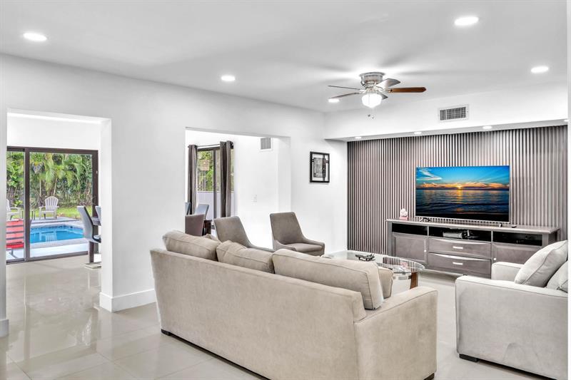 Image 12 of 51 For 410 Country Club Cir