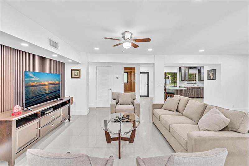 Image 13 of 51 For 410 Country Club Cir