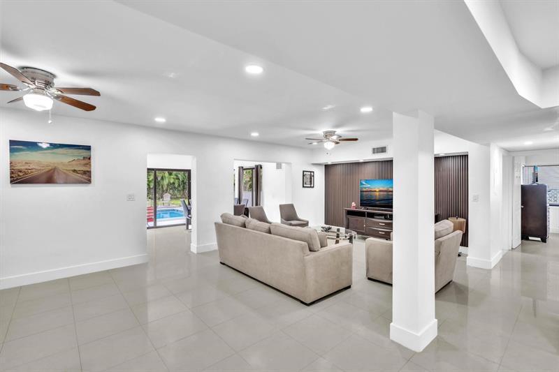 Image 15 of 51 For 410 Country Club Cir