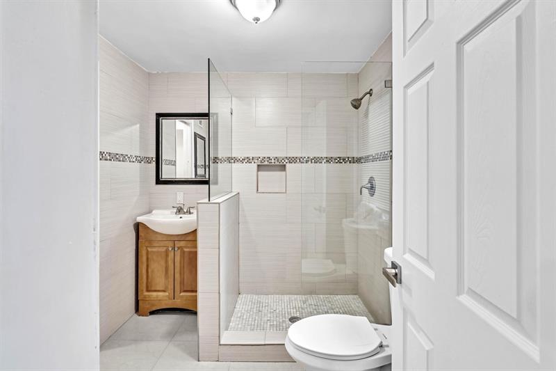 Image 34 of 51 For 410 Country Club Cir