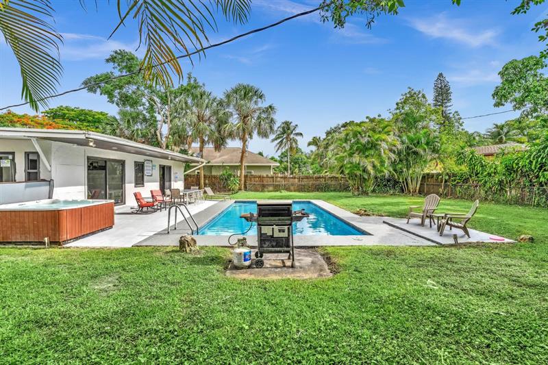 Image 6 of 51 For 410 Country Club Cir