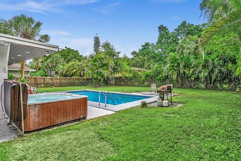 Image 7 of 51 For 410 Country Club Cir