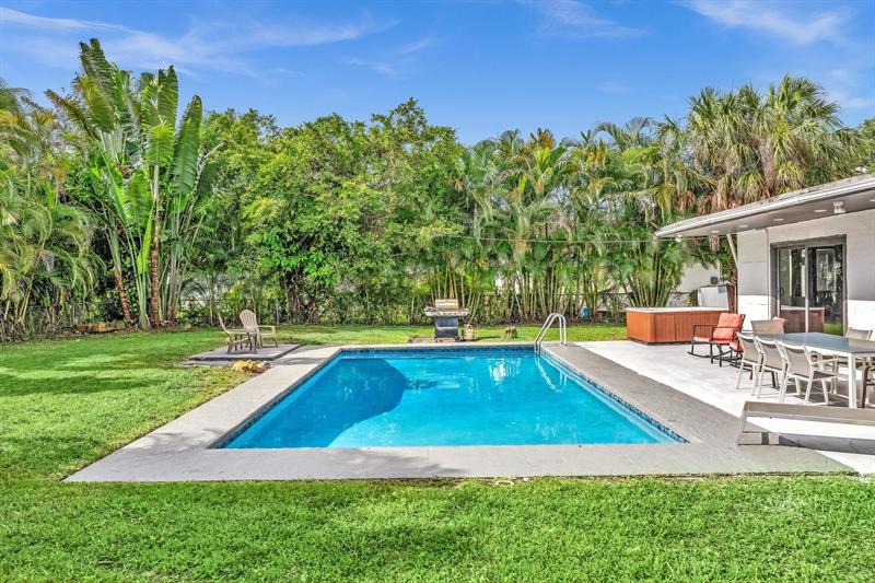 Image 8 of 51 For 410 Country Club Cir