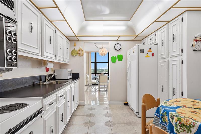 Image 21 of 52 For 2017 Ocean Dr  710
