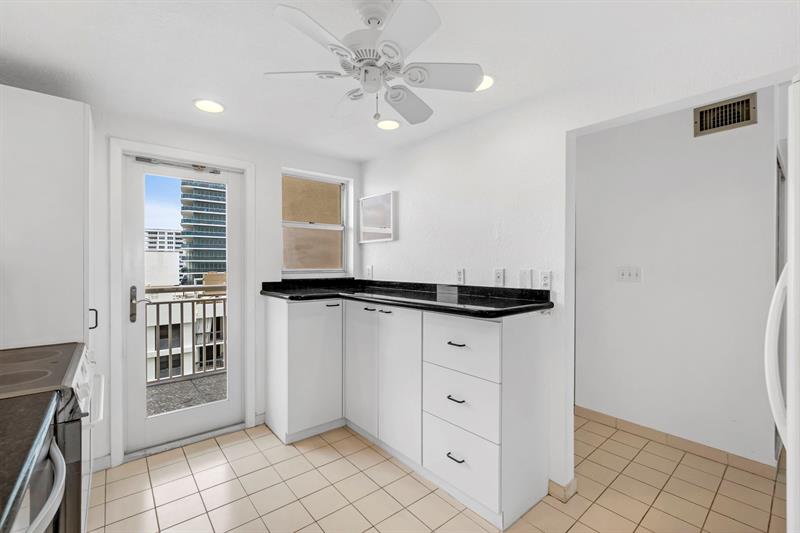 Image 17 of 60 For 750 Ocean Blvd  1002