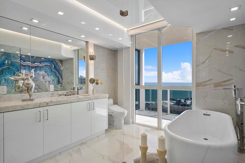 Image 20 of 51 For 3100 Ocean Blvd  1408