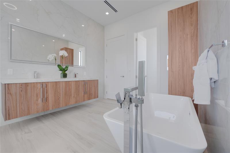Image 45 of 91 For 948 Banyan Drive