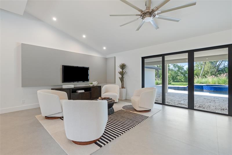 Image 11 of 43 For 15901 54 Place