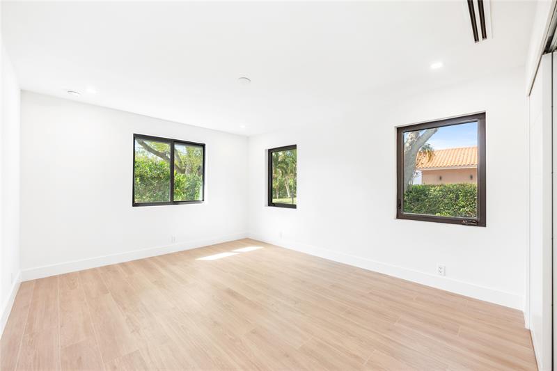 Image 27 of 43 For 15901 54 Place